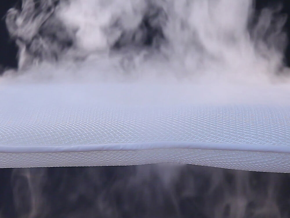 3Dポリゴンメッシュの優れた通気性。ドライアイスの煙が枕を通り抜ける